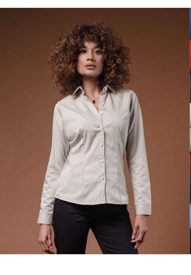 Camisa Gabardina Bibo color arena, modelo dama