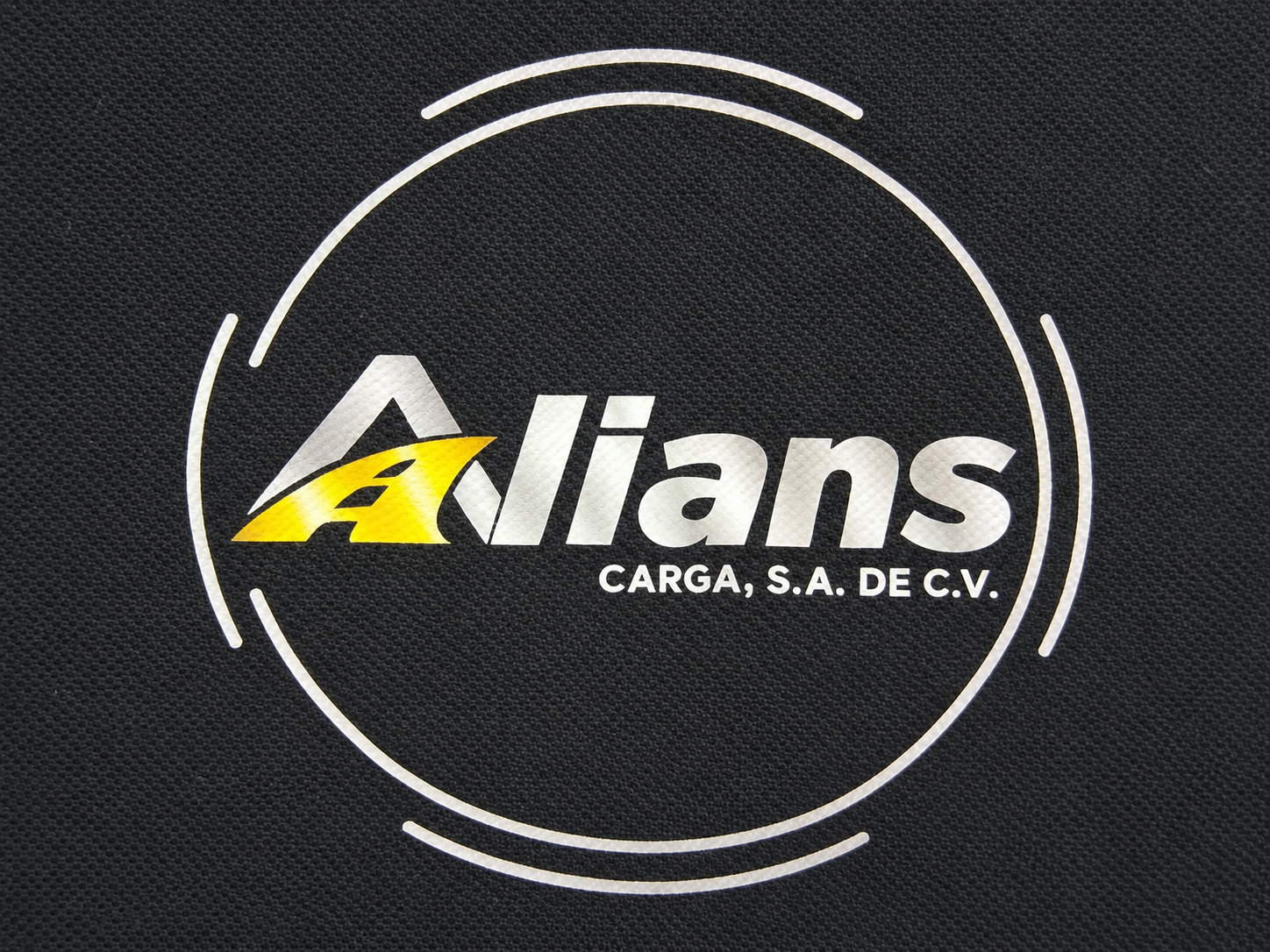 Detalle de estampado DTF Alians Carga sobre polo marino
