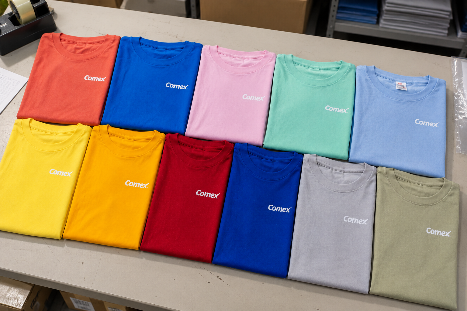 Doce playeras Comex en distintos colores con logo blanco en serigrafía